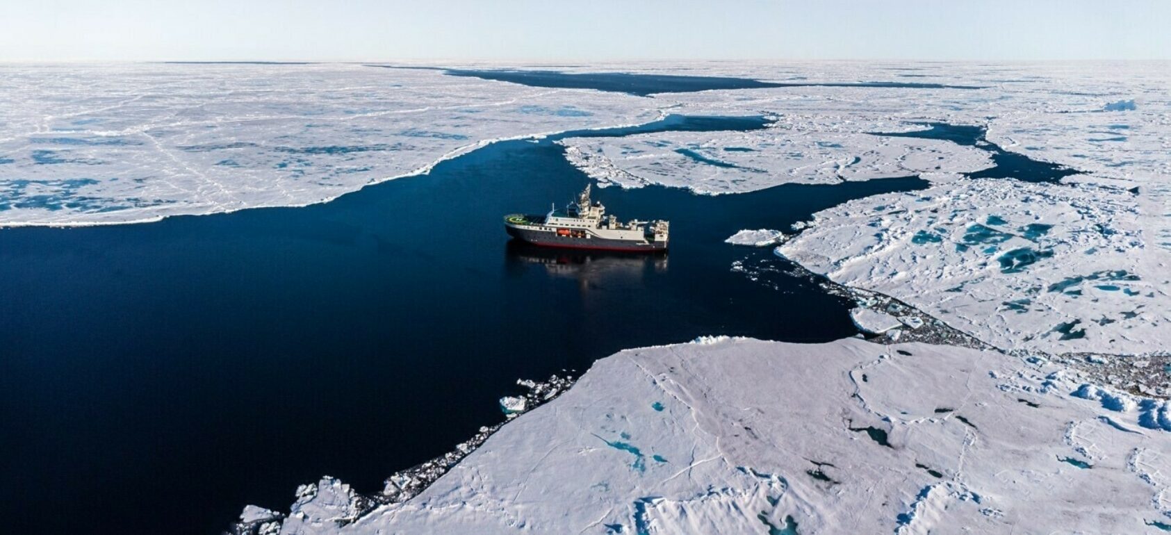 © Andreas Worden, An effort of 15 deep-sea international expeditions has allowed the analysis of abyssal sediments collected in all major oceanic regions, including the Arctic and Southern Oceans., Expedition photo ice ship science, , 