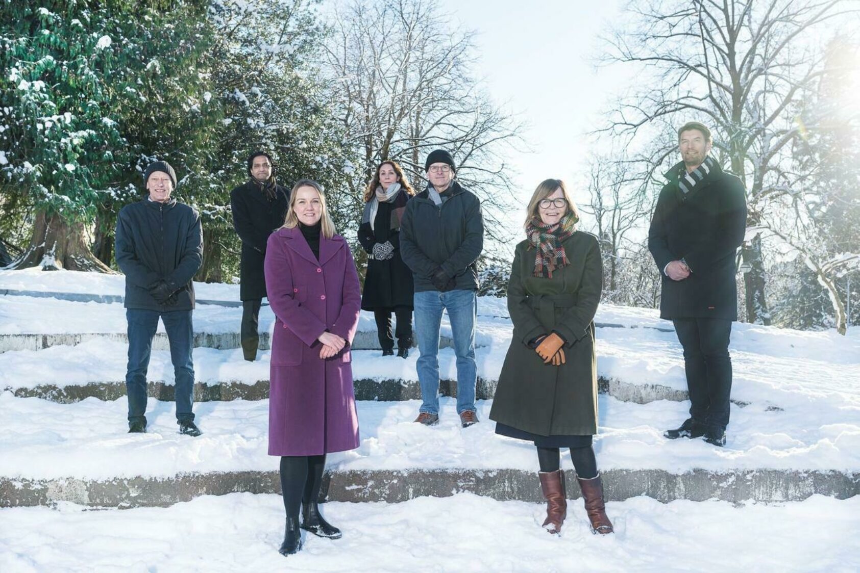 Foto: Thor Børdeskift, Arbeidsgruppen har nå levert sine anbefalinger om samarbeid mellom UiB og NORCE. Fv: Jan Erik Askildsen, Are Straume, Benedicte Løseth, Monica Sandnesmo, Helge Dahle, Ingrid Helgøy og Hans Kleivdal. Dekan Per Bakke var også med i arbeidsgruppen, men kunne ikke være tilstede på bildet., Tbr uib norce 1b til nett, <p>Thor Børdeskift</p>, Utendørs gruppenbilde av arbeidsgruppen