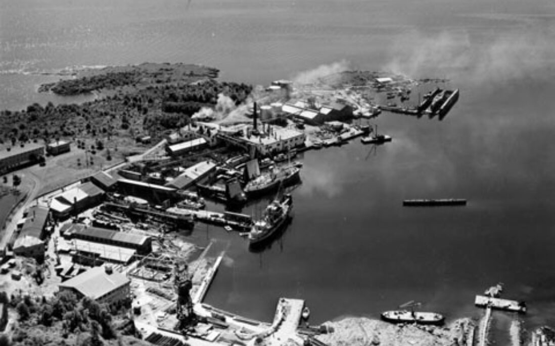 Kjøtteinen i 1952. Det nye skipsverftet nærast i biletet, med sildoljefabrikken som framleis går for fullt bak.